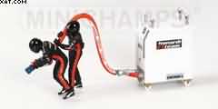 REFUELLER SET MINARDI 2003: 2 FIGURINES/1 FUEL RIG